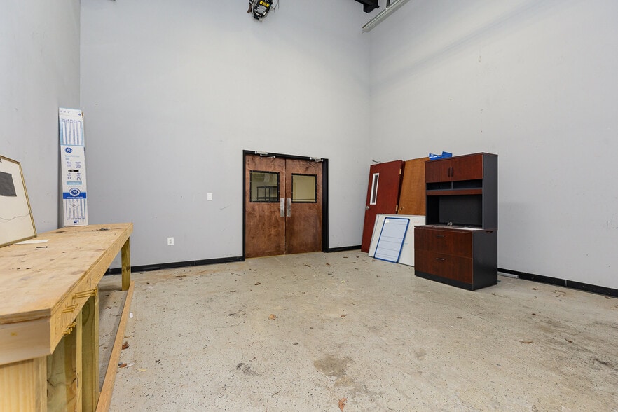 More Photos Of 100 Industrial Dr, Fredericksburg Showroom For Sale