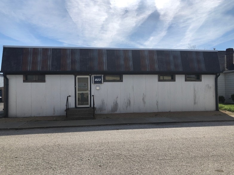 More Photos Of 823 Chadwick St, Indianapolis Storefront Retail Office For Lease