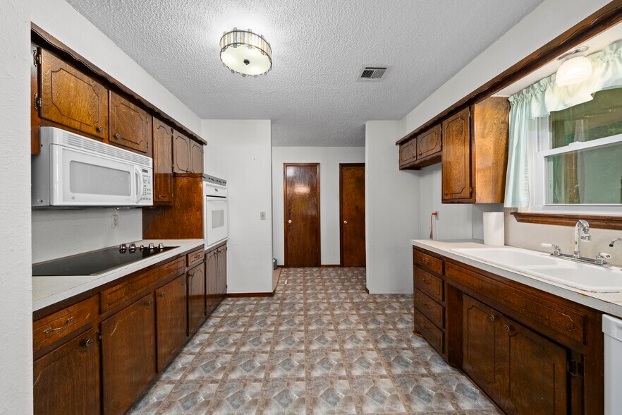 More Photos Of 523 W Country Club Rd, Chickasha Office Residential For Sale