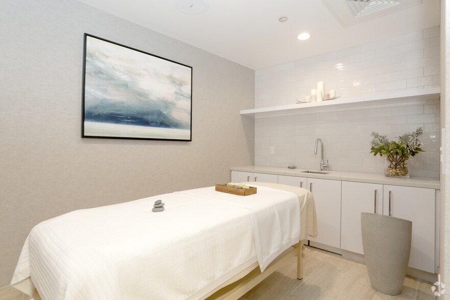 More Photos Of 1140 N Wells St, Chicago Apartments For Lease