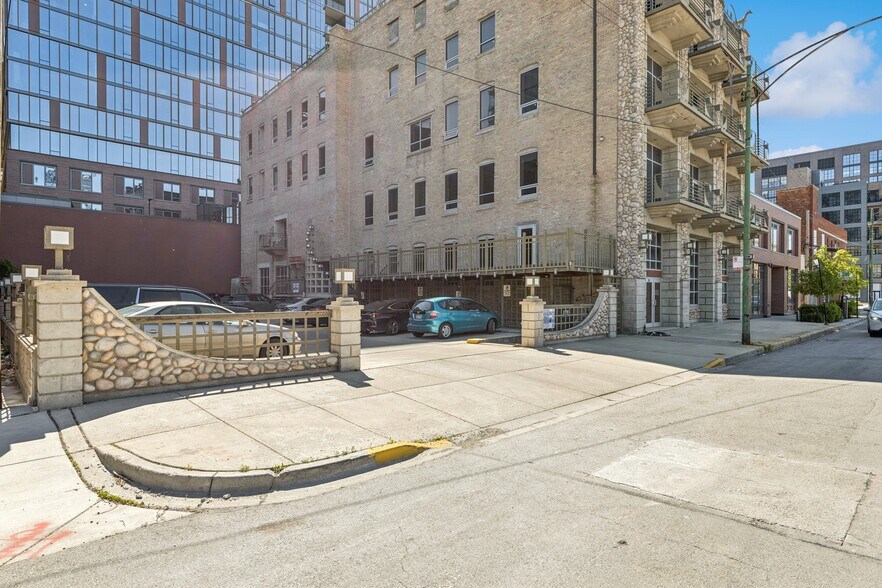 More Photos Of 165 N May St, Chicago Apartments For Sale