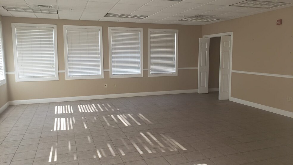 More Photos Of 27 Town Line Rd, Wethersfield Office For Lease