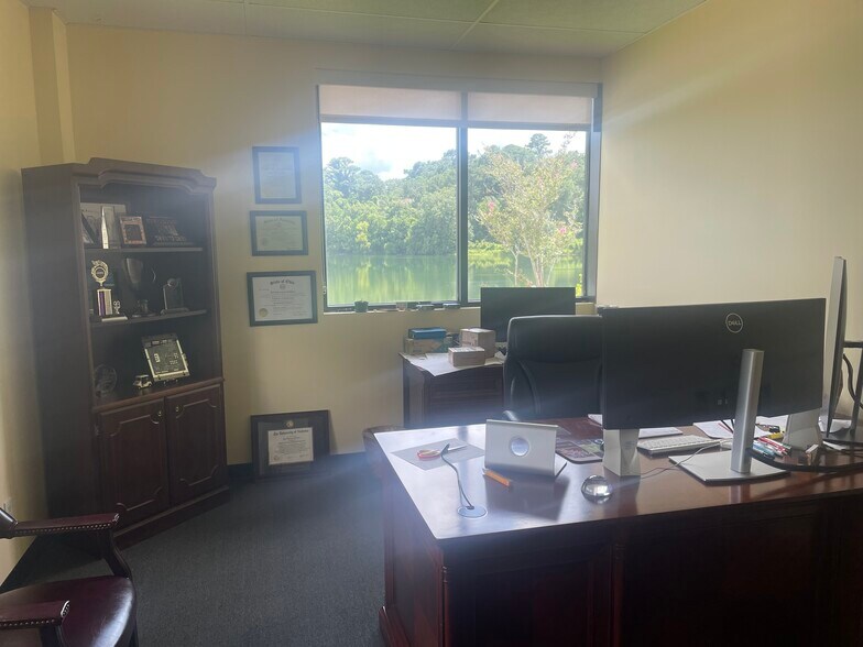 More Photos Of 716 Lakeside Dr W, Mobile Office For Lease