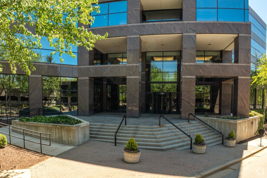 More Photos Of 520 Maryville Centre Dr, Town And Country Unknown For Lease