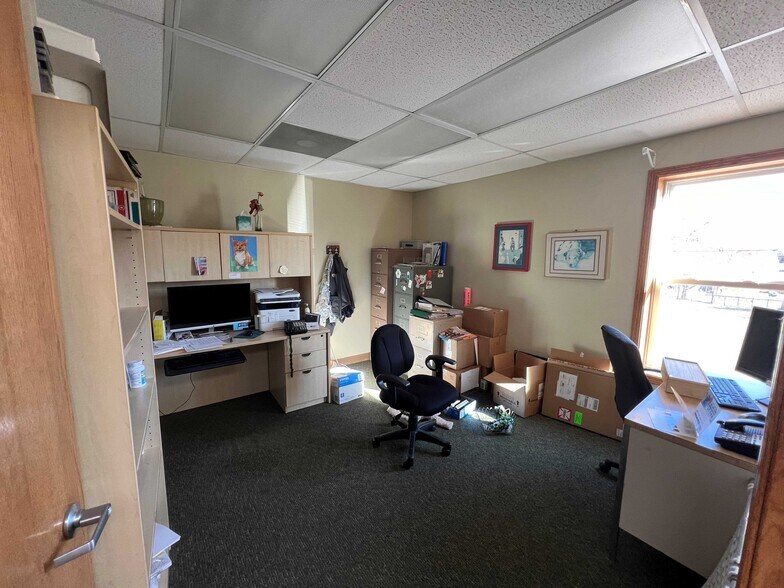 More Photos Of 2739 6th St SW, Cedar Rapids Veterinarian Kennel For Sale