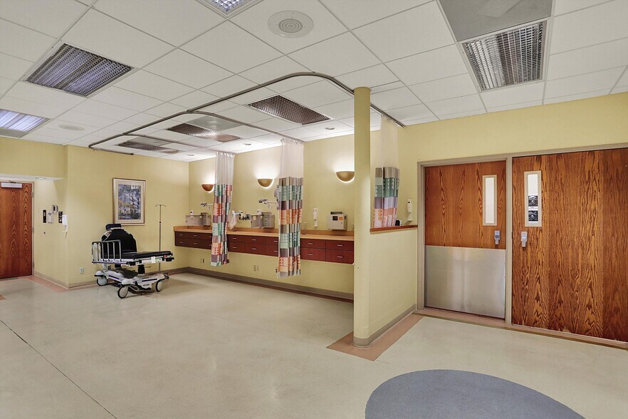 More Photos Of 711 W Gardner Dr, Marion Medical For Sale