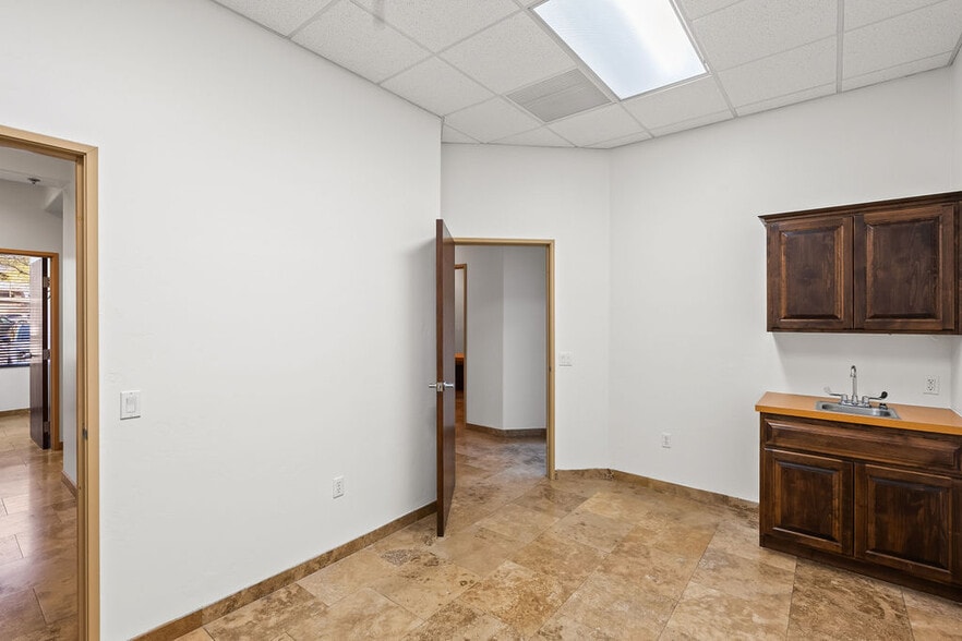 More Photos Of 7336 E Deer Valley Rd, Scottsdale Office For Sale