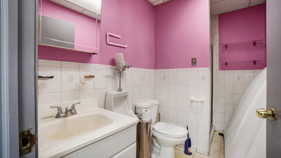 More Photos Of 10 Jerusalem Ave, Hempstead Auto Repair For Sale