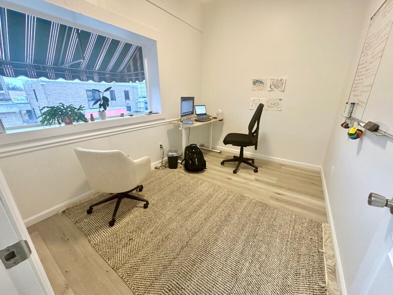 More Photos Of 108 W Smith St, Gallatin Showroom For Lease