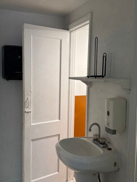 More Photos Of 4453 Summer Ave, Memphis Department Store For Lease