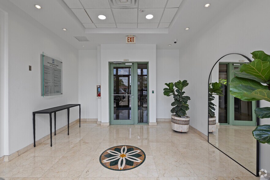 More Photos Of 2387 W 68th St, Hialeah Medical For Lease