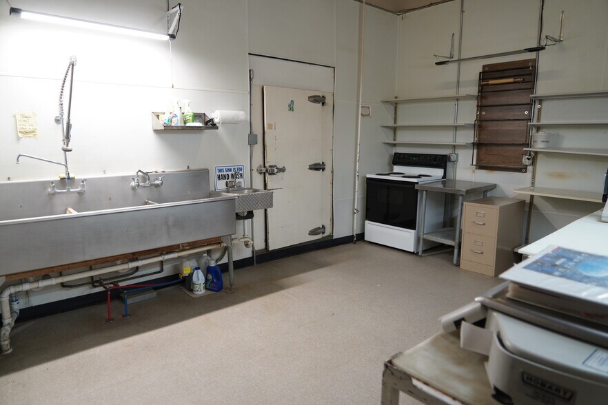 More Photos Of 304 Smith Ave, Elwood General Retail For Sale