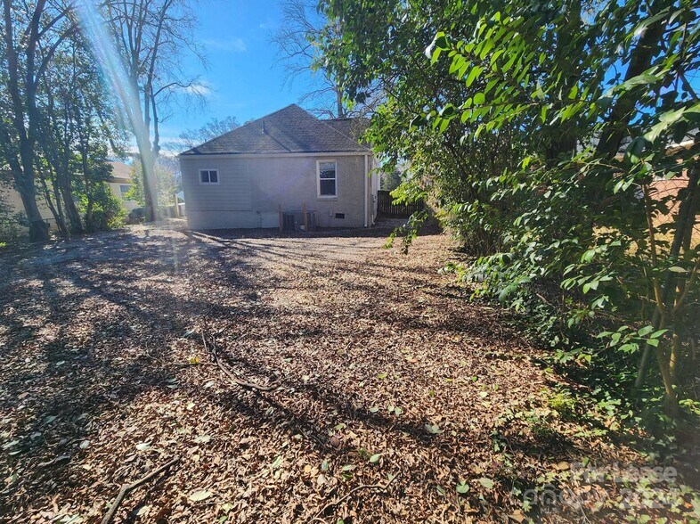 More Photos Of 1508 Remount Rd, Charlotte Showroom For Lease