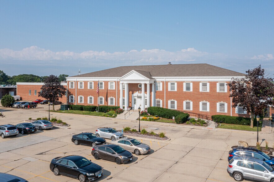 More Photos Of 4350 DiPaolo Ctr, Glenview Unknown For Lease