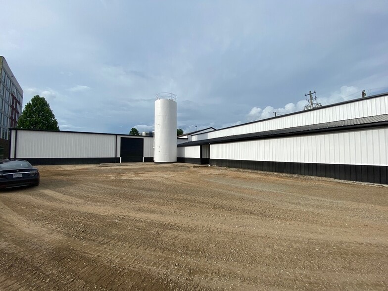 More Photos Of 309 Rockwood Rd, Arden Light Distribution For Lease