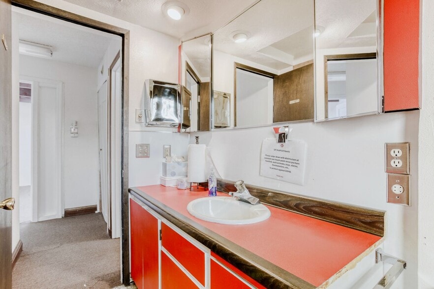 More Photos Of 2020 NE 102nd Ave, Portland Medical For Sale