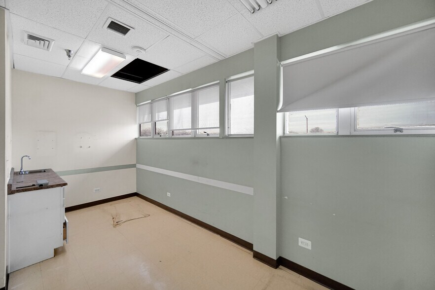 More Photos Of 5050 S State St, Chicago Office For Sale