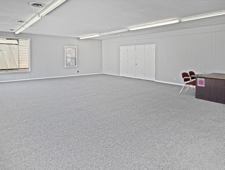 More Photos Of 129 E 5th St, Washington Showroom For Sale