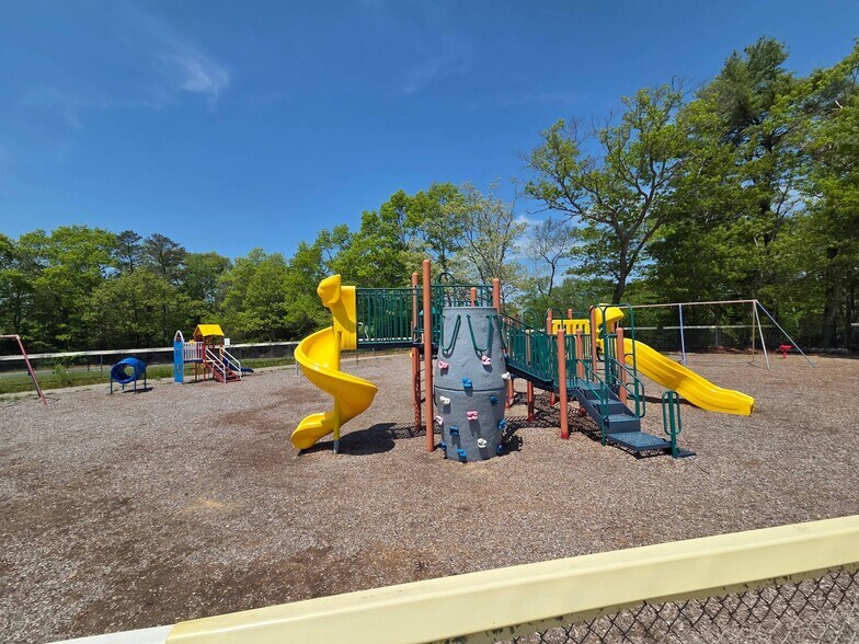 More Photos Of 15 Thelma Dr, Hope Valley Schools For Sale