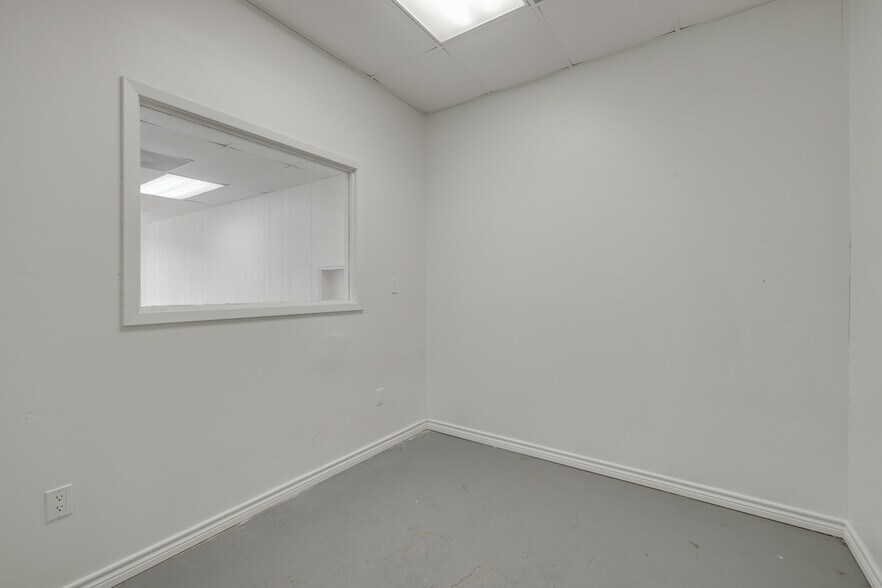 More Photos Of 623-627 Pine St, Abilene Storefront For Sale