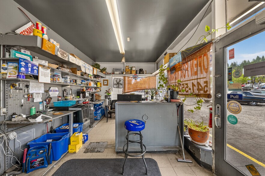 More Photos Of 75 Lithia Way, Ashland Service Station For Sale