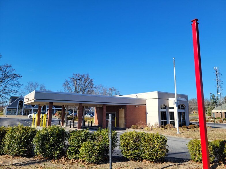 More Photos Of 2659 Charlestown Rd, New Albany Bank For Lease