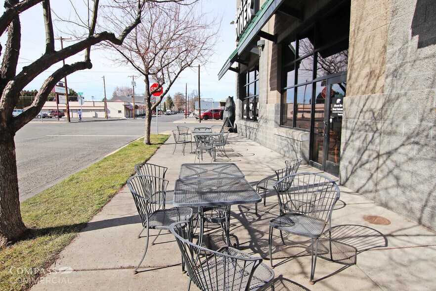 More Photos Of 340 NW 5th St, Redmond Restaurant For Lease