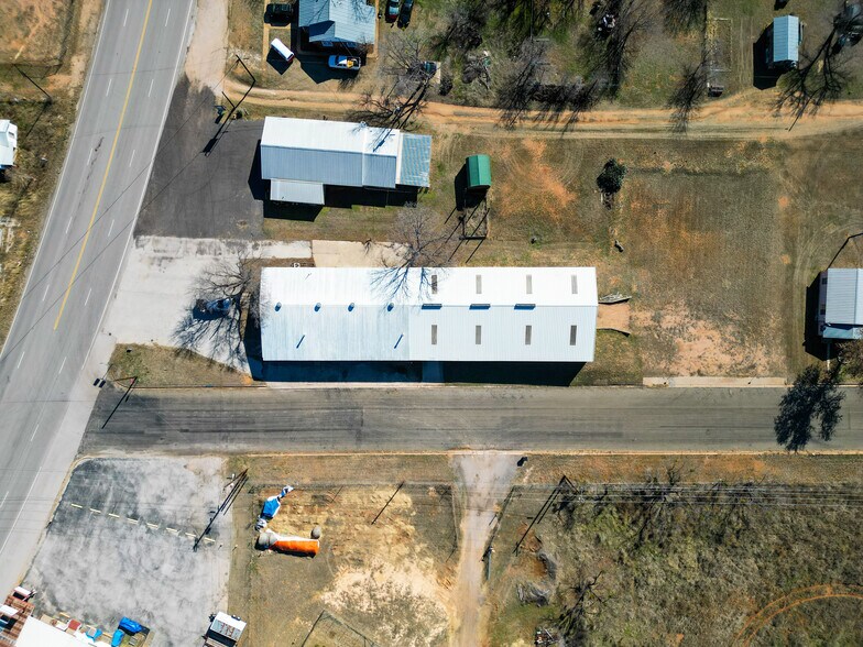 More Photos Of 1209 Bessemer Ave, Llano Light Distribution For Sale