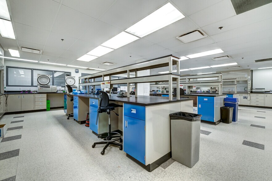 More Photos Of 3885 Boul Industriel, Laval Flex For Lease