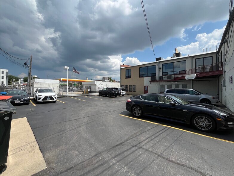 More Photos Of 4020 W Irving Park Rd, Chicago Storefront Retail Office For Lease