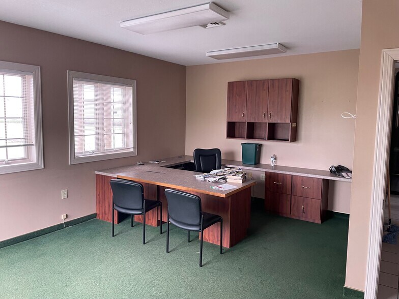 More Photos Of 184 Stone Container Dr, Clarksville Bank For Lease