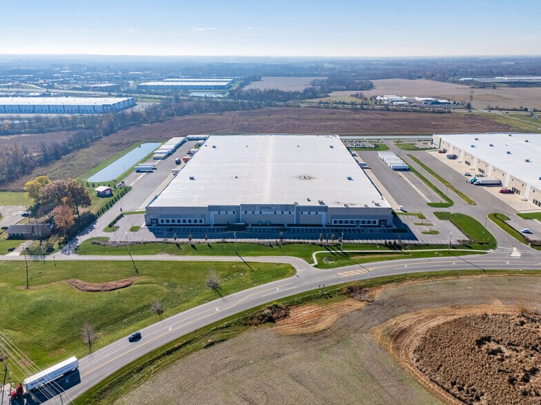 More Photos Of 6111-6121 Bixby Rd, Canal Winchester Distribution For Lease