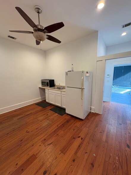 More Photos Of 3251 W Bay St, Savannah Light Manufacturing For Lease