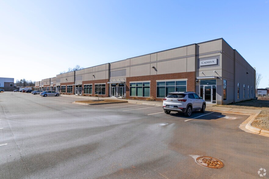 More Photos Of 2120 Airport Flex Dr, Charlotte Light Distribution For Lease
