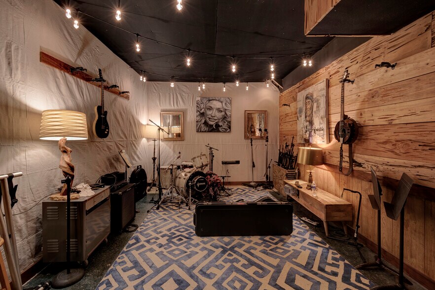 More Photos Of 114-116 17th Ave S, Nashville Office For Sale