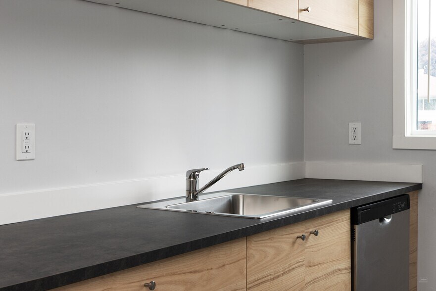 More Photos Of 470 Dogwood St, Campbell River Apartments For Sale