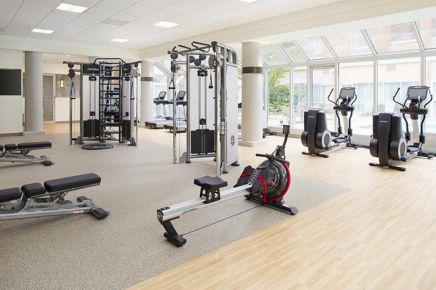 More Photos Of 6120 Peachtree Dunwoody Rd, Atlanta Hotel For Sale