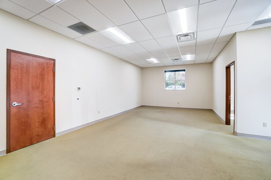 More Photos Of 1740 Thomas Paine Pky, Dayton Warehouse For Lease