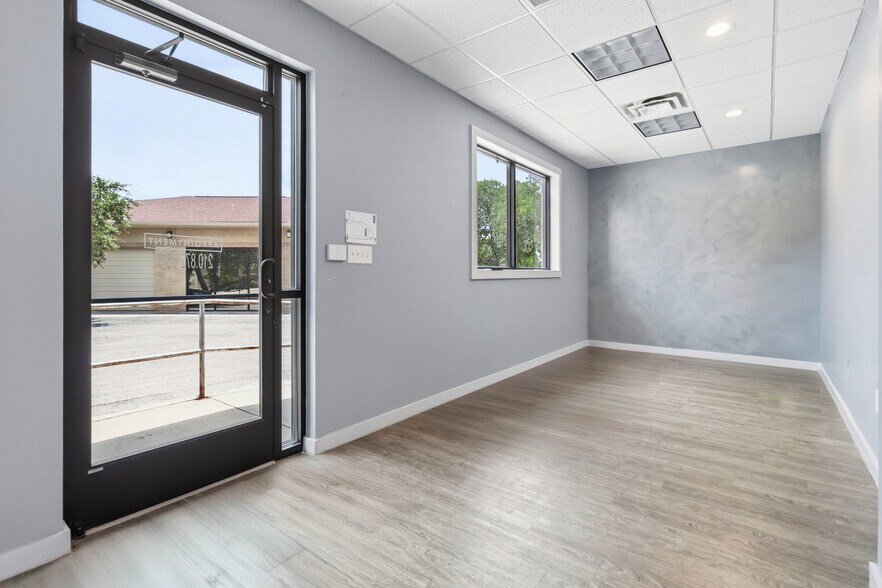 More Photos Of 4714 Shavano Oak, San Antonio Light Distribution For Lease
