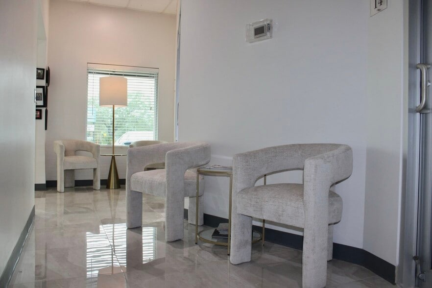 More Photos Of 4242 Henderson Blvd, Tampa Storefront Retail Residential For Lease