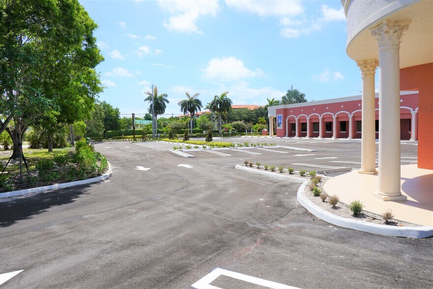 More Photos Of 2923 S Federal Hwy, Boynton Beach General Retail For Lease