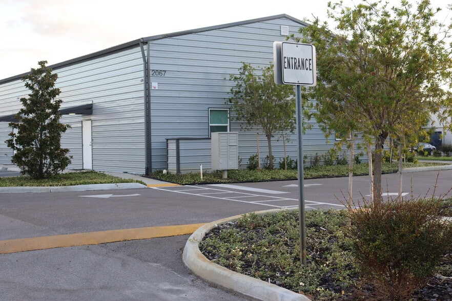 More Photos Of 2073 & 2079 Calumet St, Clearwater Flex For Lease