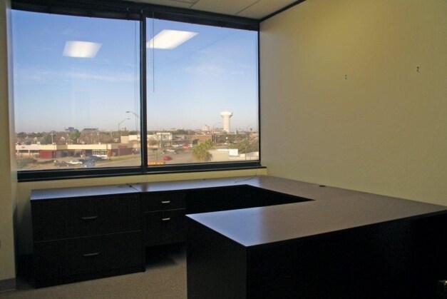 More Photos Of 2405 Texas Ave, College Station Office For Lease