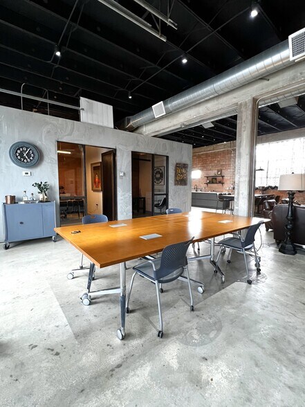 More Photos Of 1101 S Roosevelt Ave, San Antonio Storefront Retail Office For Sale