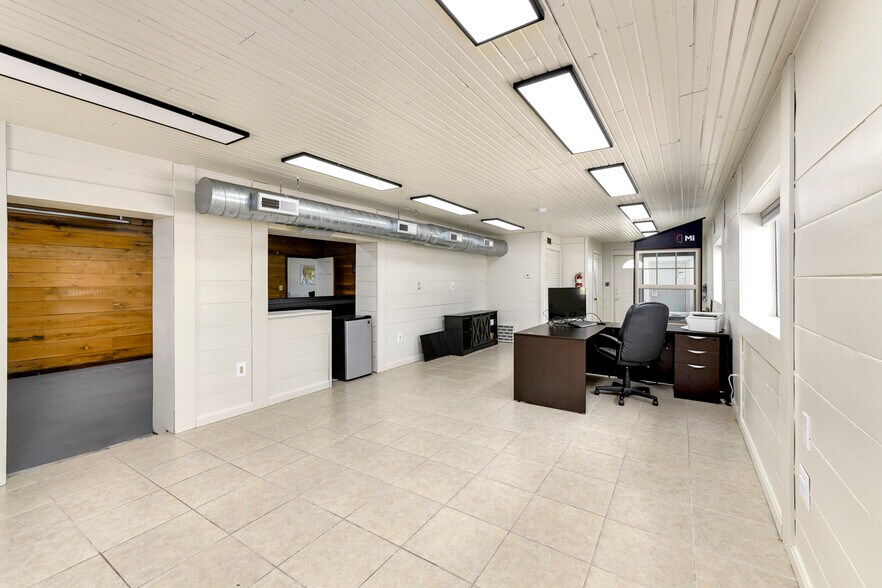 More Photos Of 176 W 1st St, Peculiar Office For Lease