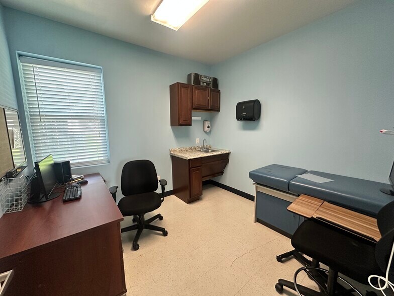 More Photos Of 200 W College Ave, Devine Medical For Sale