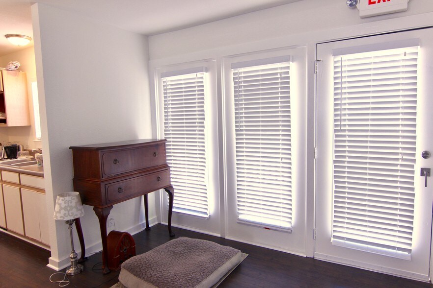 More Photos Of 910 E Cesar Chavez St, Austin Office For Lease