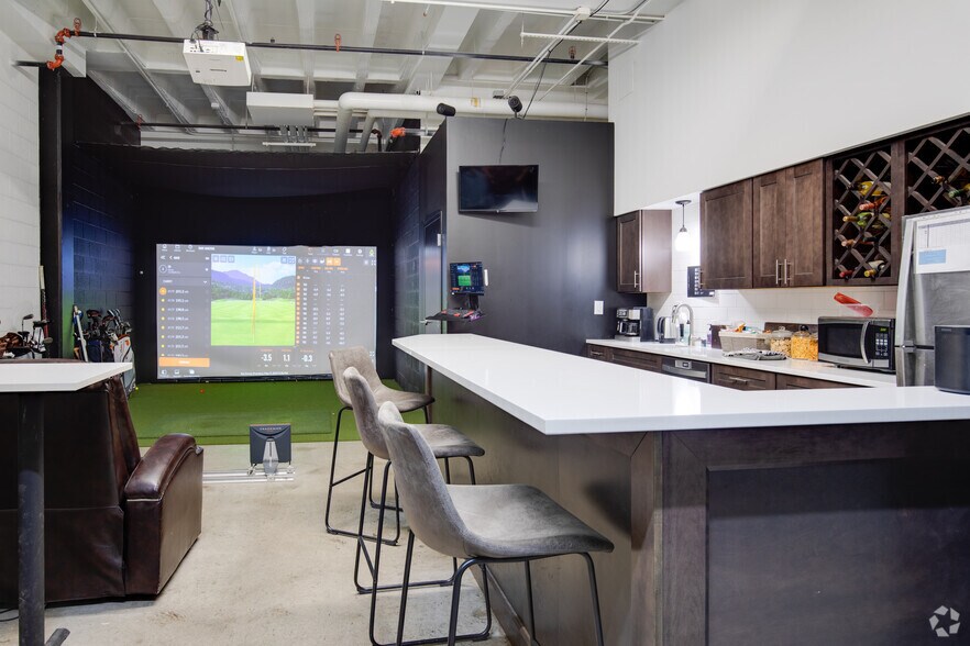 More Photos Of 2327 Wycliff St, Saint Paul Manufacturing For Lease