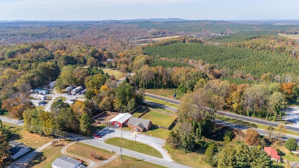 More Photos Of 273 Riverbend Rd, Altavista Showroom For Sale