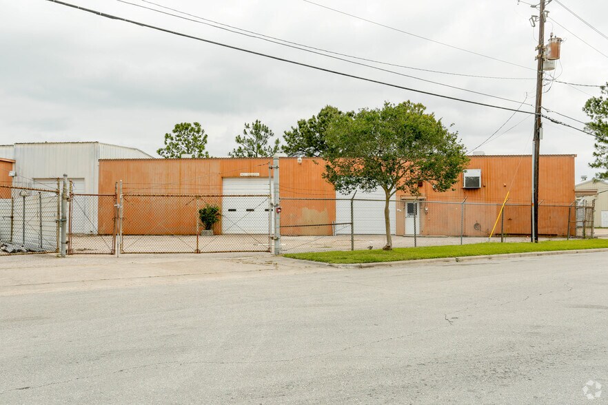 More Photos Of 6665 Rupley Cir, Houston Warehouse For Lease